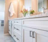 Personalized bathroom furniture: optimize your space with custom furniture